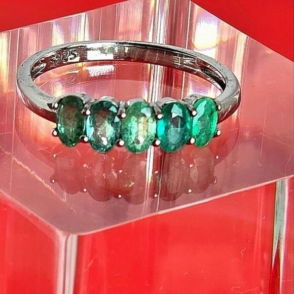 Sterling Silver Ring with Emerald Green Stones - Picture 11 of 11
